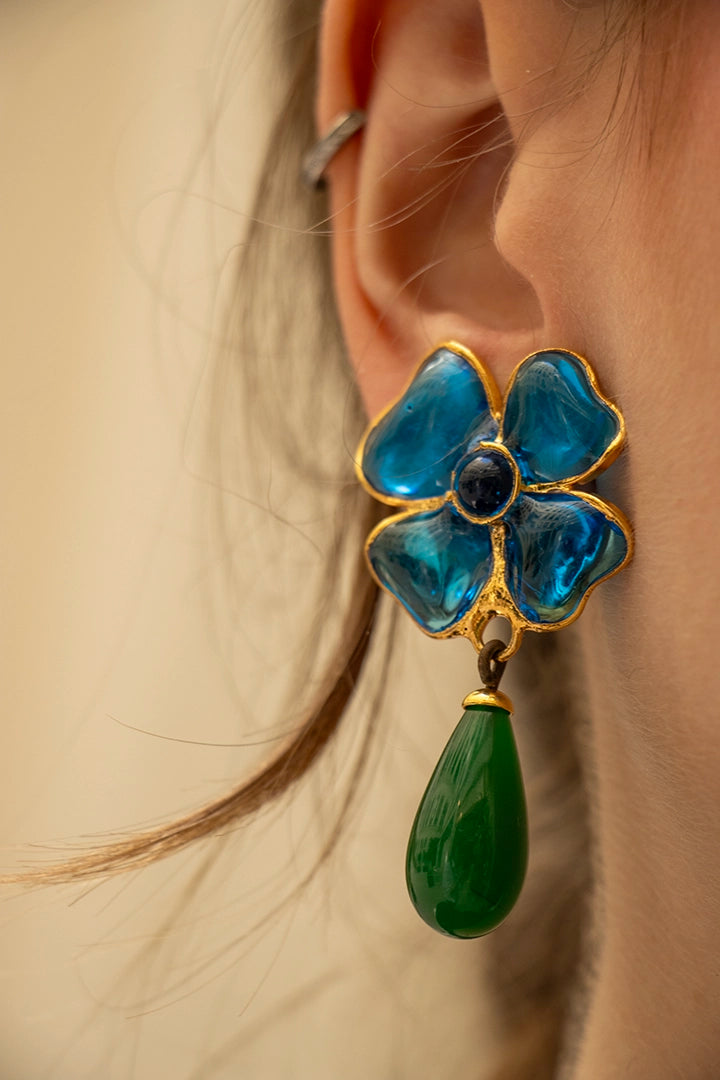 Femme portant les boucles Amalfi turquoise émeraude, note de couleur vive et posture affirmée, style signature FM