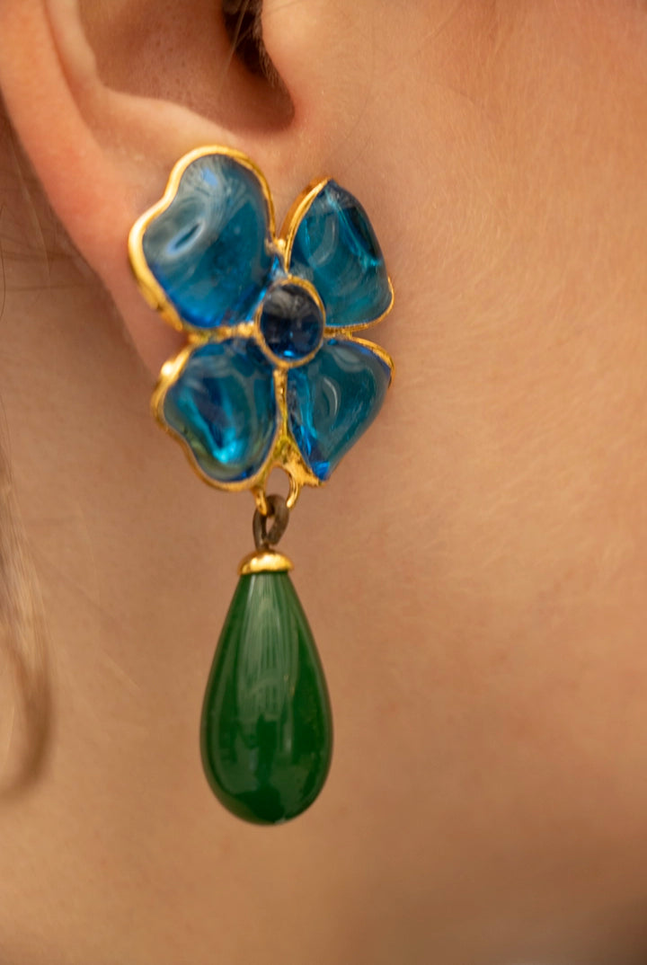 Packshot bijou trèfle cabochon turquoise intense, goutte verte émeraude suspendue, artisanat atelier parisien