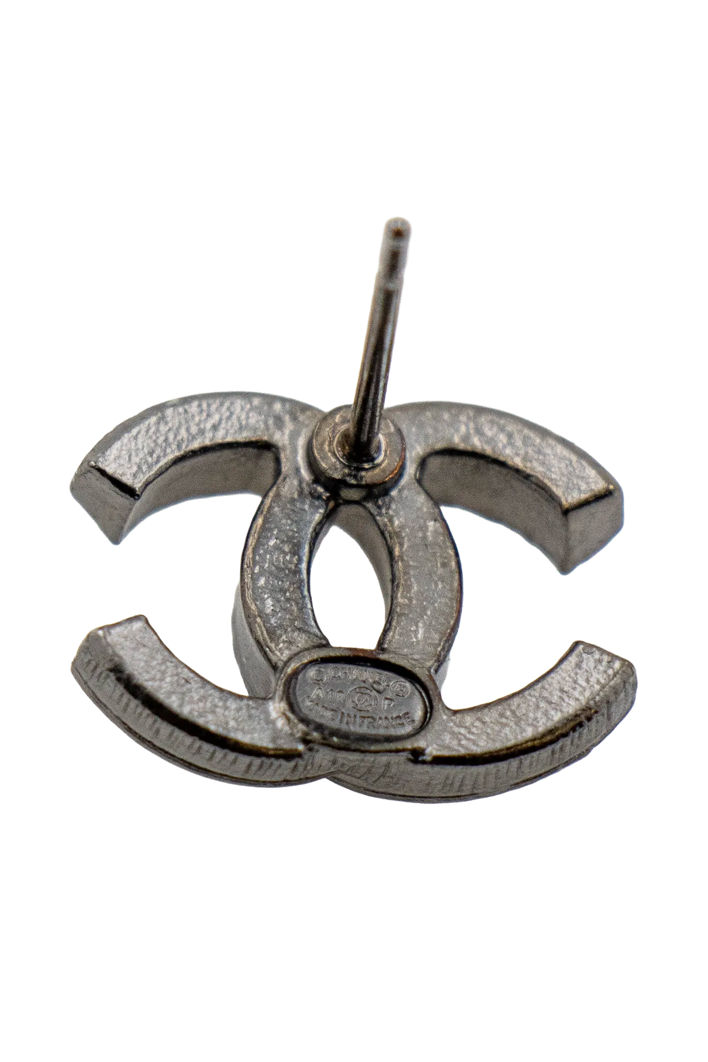 Boucle d'oreille CC vintage Chanel coloris noir gunmetal, poinçon Chanel gravé au dos, pièce d'archive.
