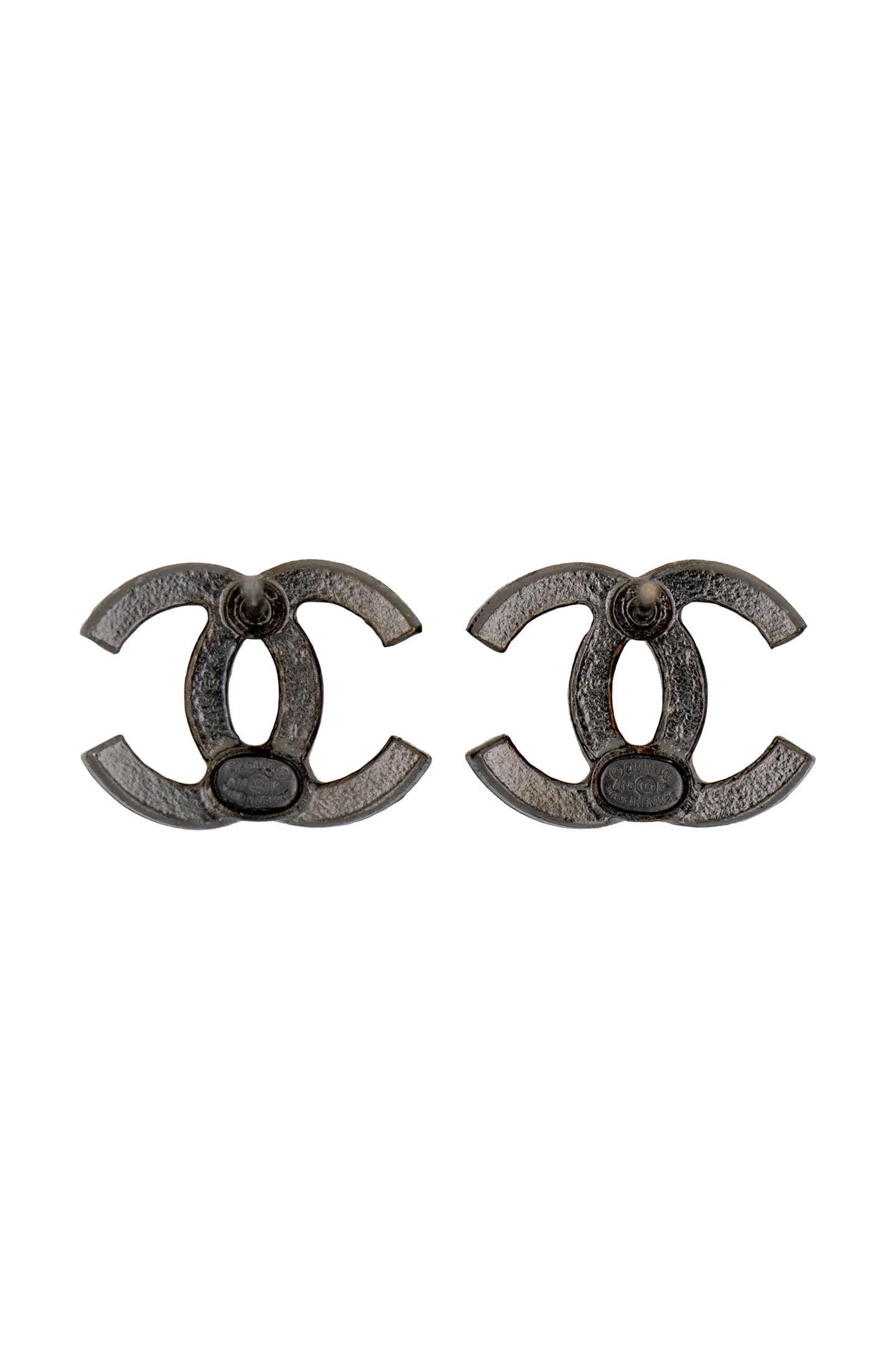 Paire de boucles d'oreilles CC Chanel vintage, dos texturé noir gunmetal et système à tige, artisanat signé.