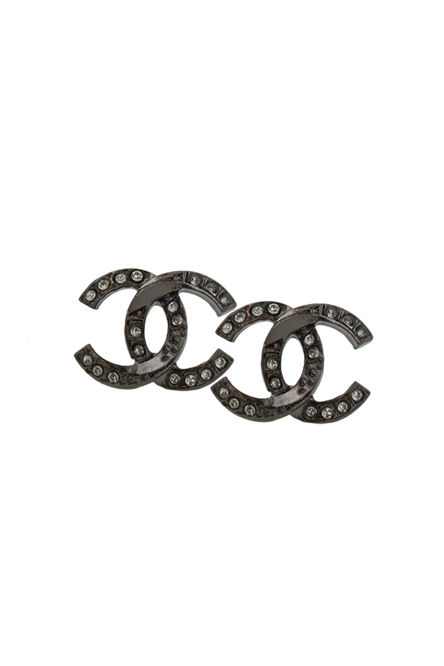 Pavé de strass sur le double C noir gunmetal, contraste scintillant et design exclusif.