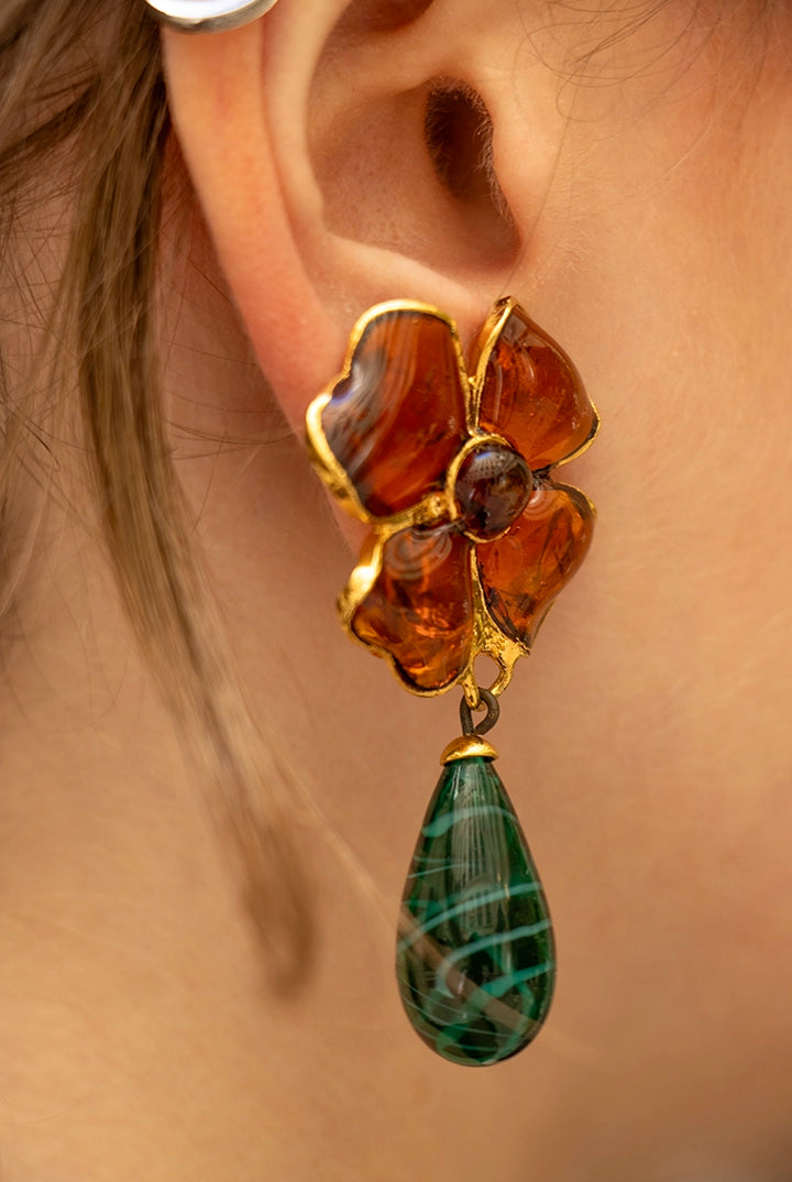 Détail porté des boucles Amalfi bicolores topaze-émeraude, design exclusif aux reflets chauds et lumineux