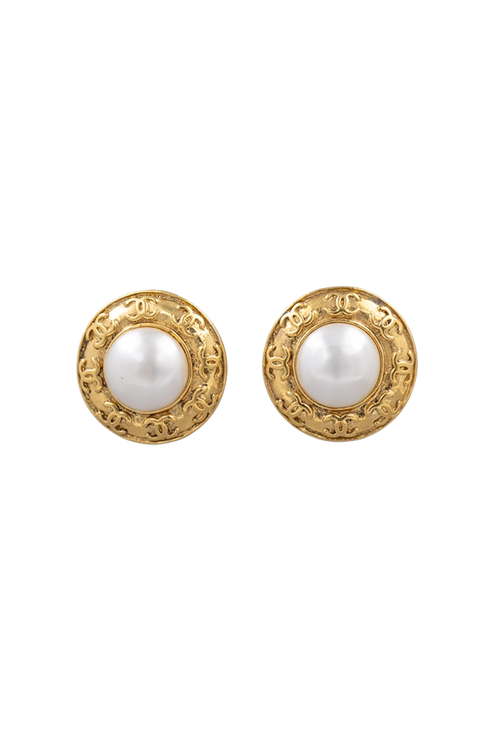 Boucles d'oreilles chanel ronde avec perles blanches au centre dorée