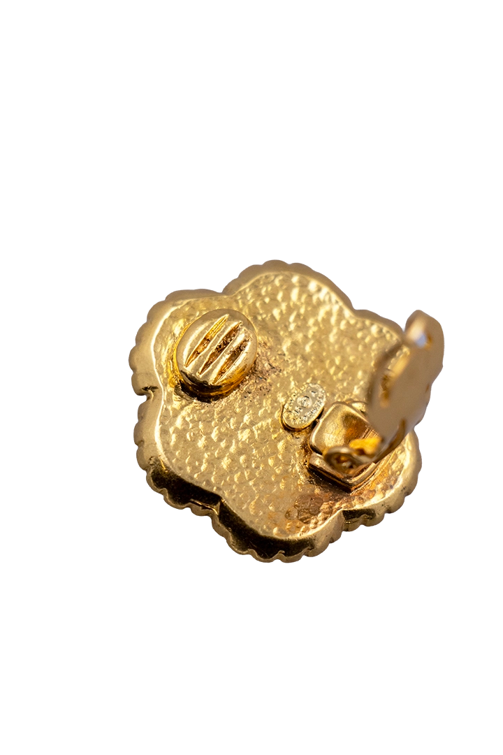 Boucles d'oreilles cabochon dorée chanel avec le logo fermoir clip signée dans le dos