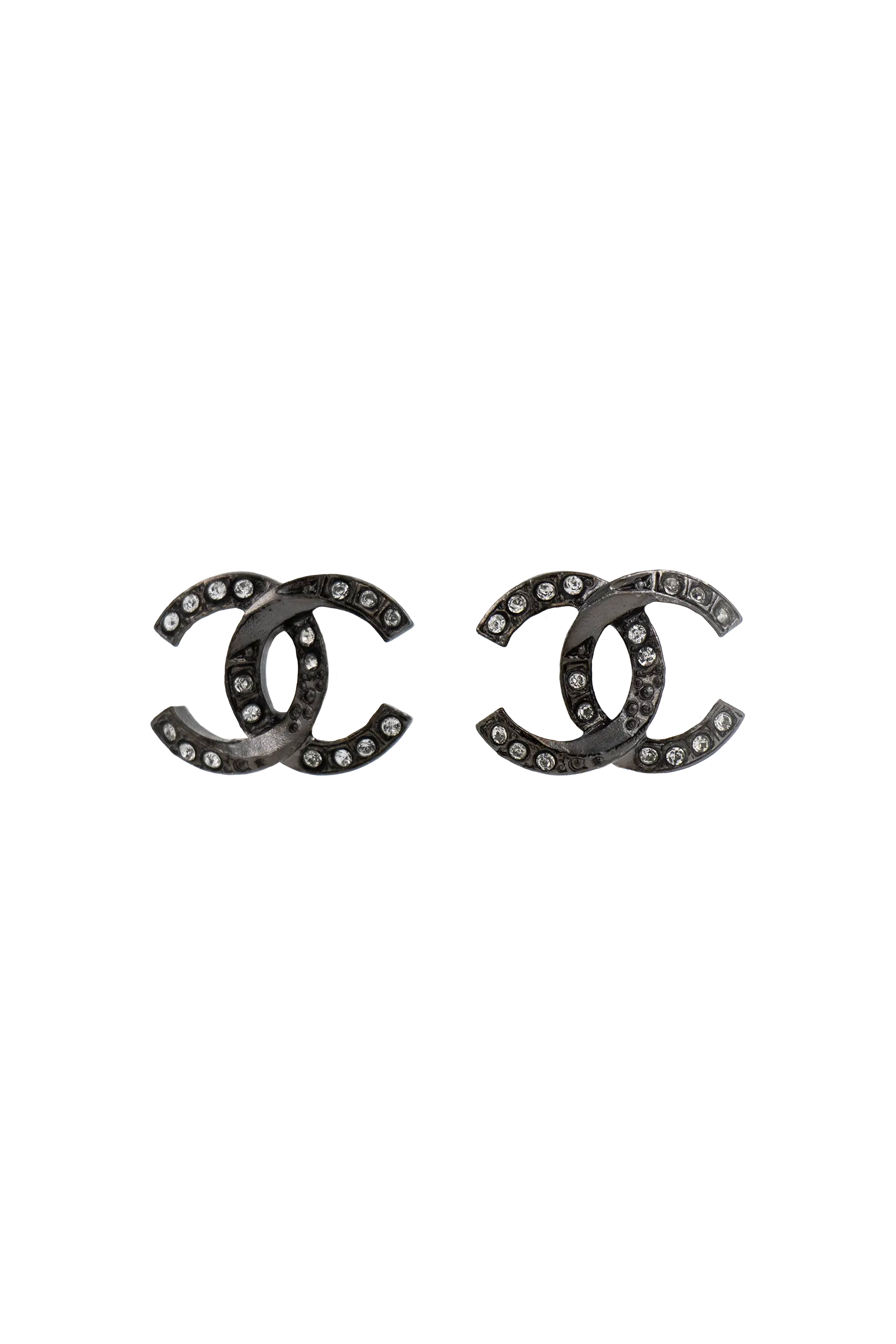 Reflets des strass sertis sur la paire CC vintage Chanel, éclat contrasté et raffinement intemporel.