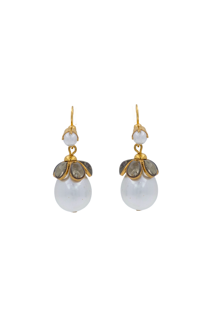 Boucles d'oreilles Avenue en pâte de verre fume et perle nacrée blanche, plaquées or fin 24 carats, création Françoise Montague Paris