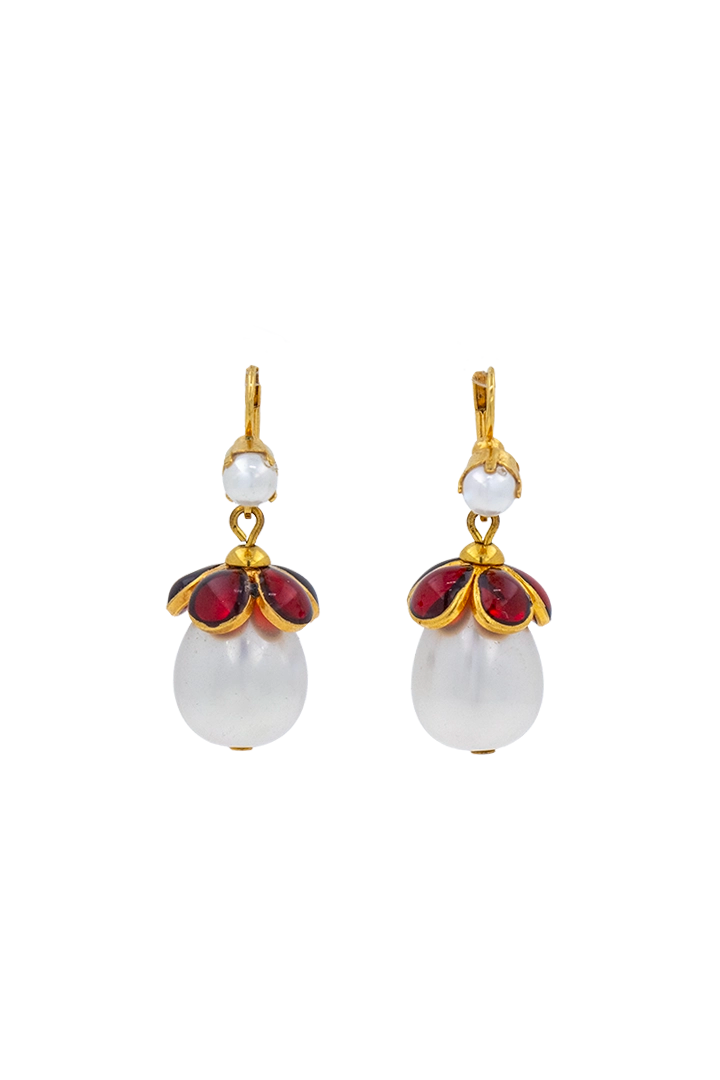Boucles d'oreilles Avenue en pâte de verre rubis et perle nacrée blanche, plaquées or fin 24 carats