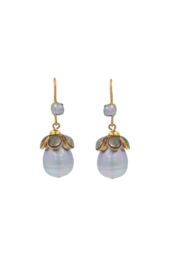 Boucles d'oreilles Avenue en pâte de verre fume et perle nacrée grise, création haute couture Paris