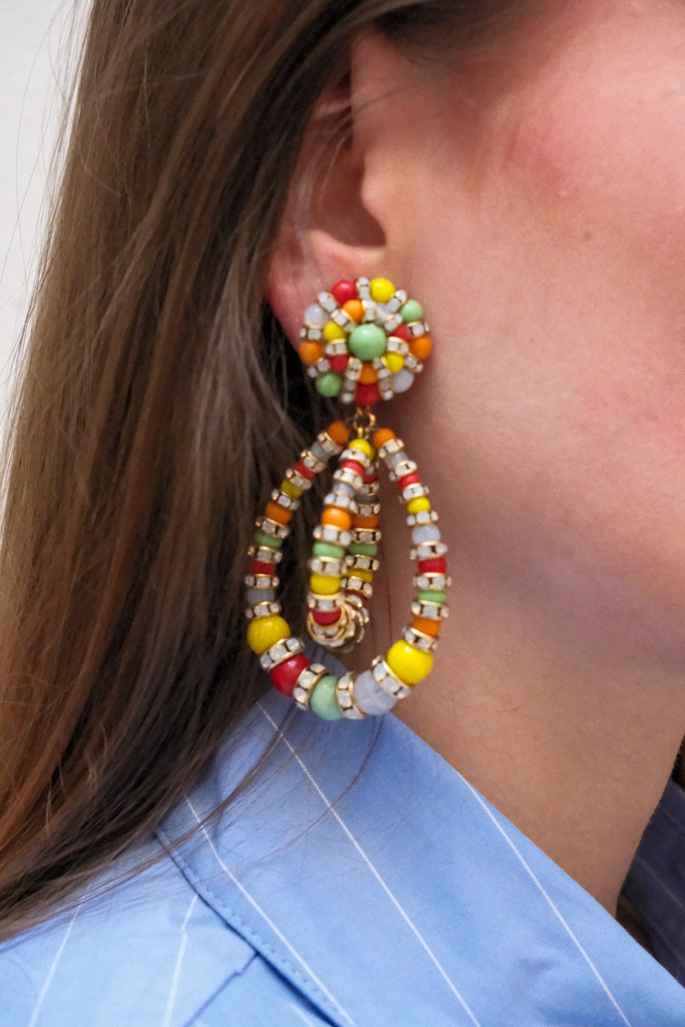 paire de Boucles d'Oreilles de taille moyenne et équilibrées en perles multicolore vert, jaune, rouge, orange et blanc et pendantes avec un fermoir clip