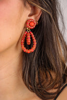 Petite paire de Boucles d'oreilles pendantes fermoir doré perles rouge corail et rondelle de strass femme