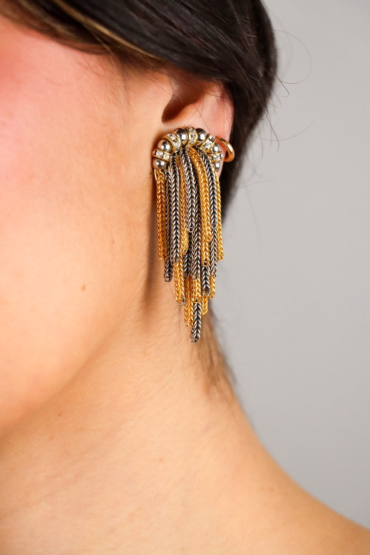 Détail Boucles d'oreilles pendantes clip en chaînes et perles bicolore argentées et dorées femme mode