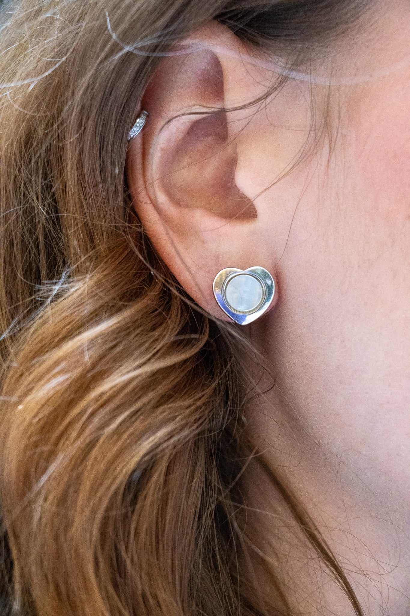 Boucles coeur argentée centre nacrée bijou fantaisie de luxe