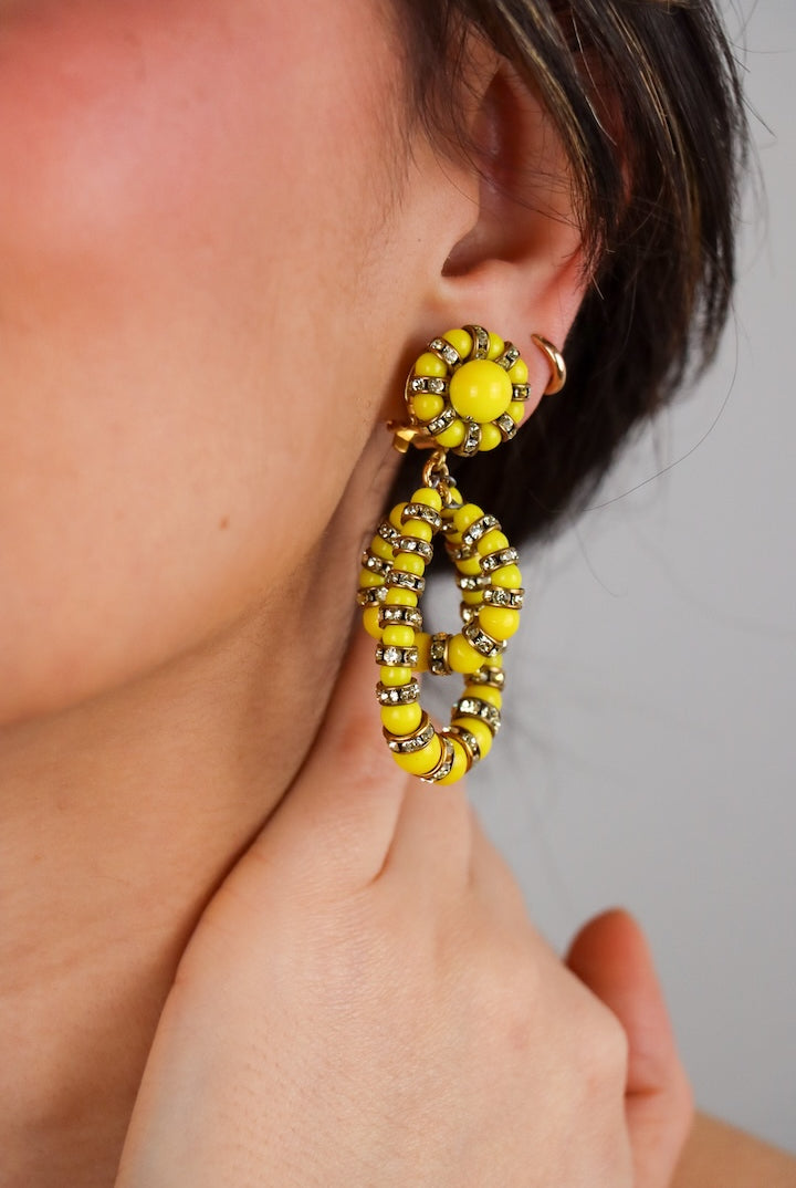Paire de boucles d'oreilles perles jaune et rondelle de strass jaune détail doré fermoir clip