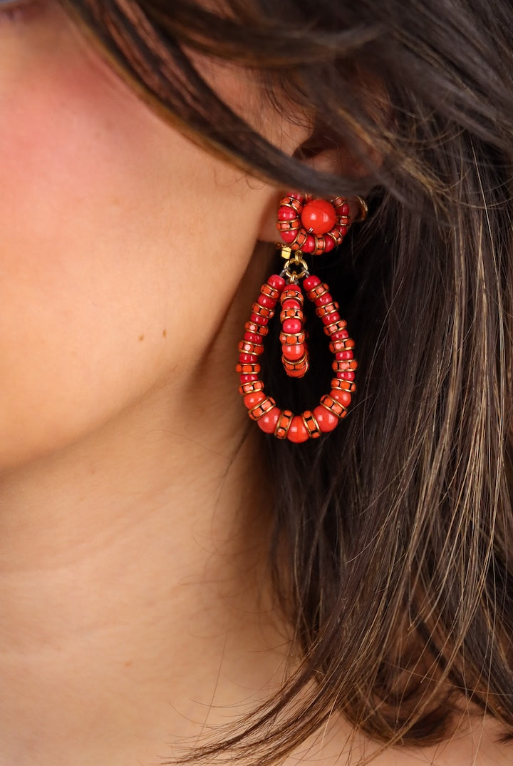 Boucles d'oreilles petite pendantes fermoir doré perles rouge corail et rondelles de strass rouge corail