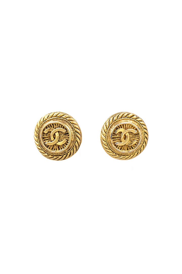 Boucles d'oreilles rondes cabochon dorée chanel avec le logo fermoir clip