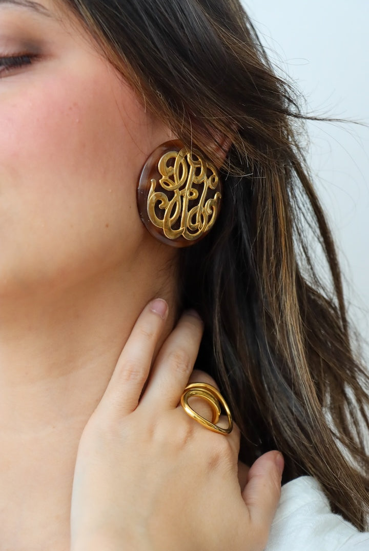 Boucles d'oreilles XXL en couleur écaille et détail doré sur le dessus avec un fermoir clip - Poids plume