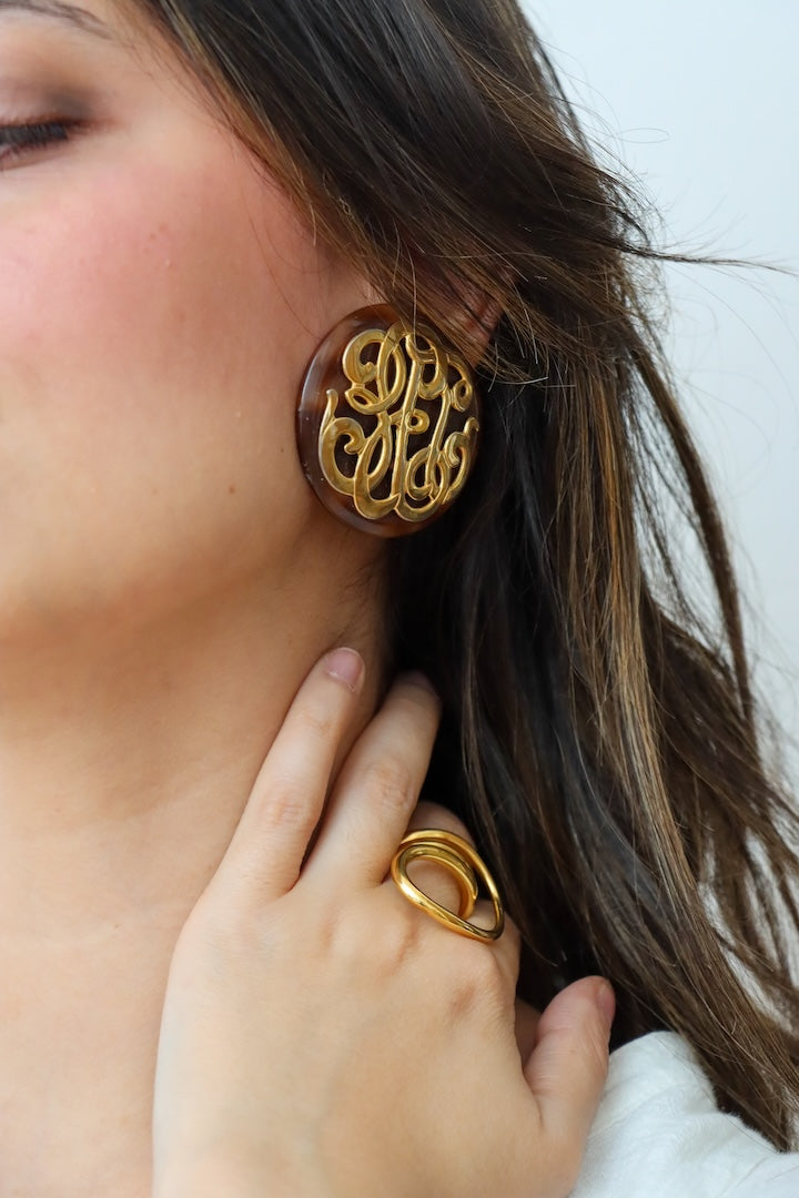 Boucles d'oreilles XXL en couleur écaille et détail doré sur le dessus avec un fermoir clip - Poids plume