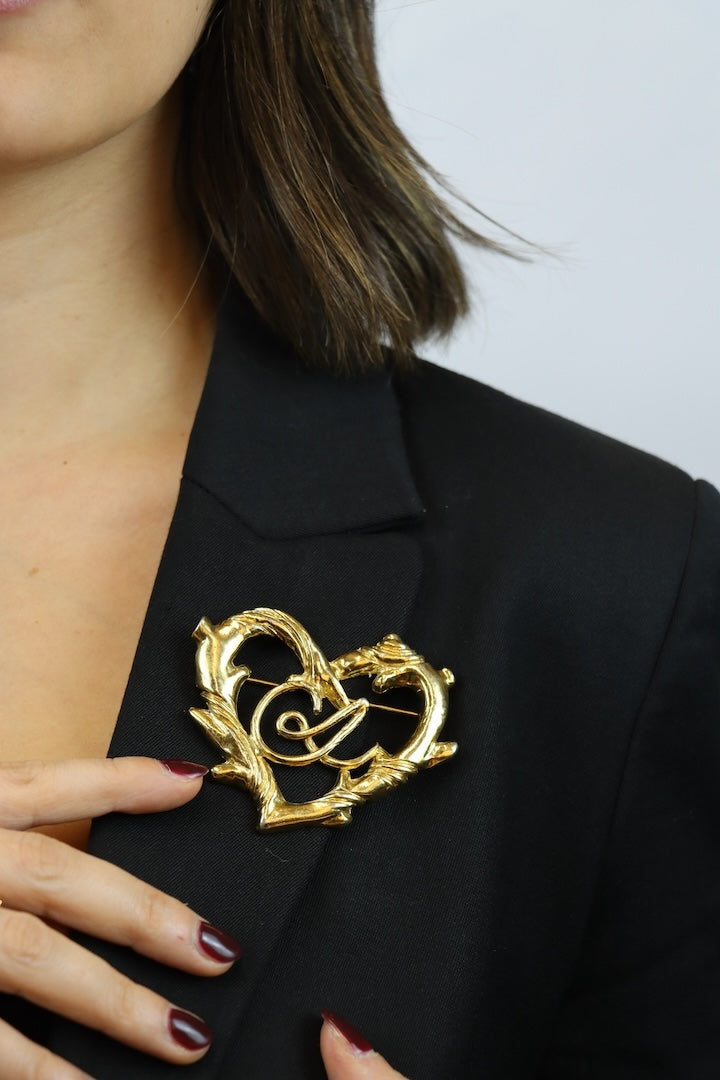 Broche vintage dorée en forme de coeur avec des épine Christian Lacroix