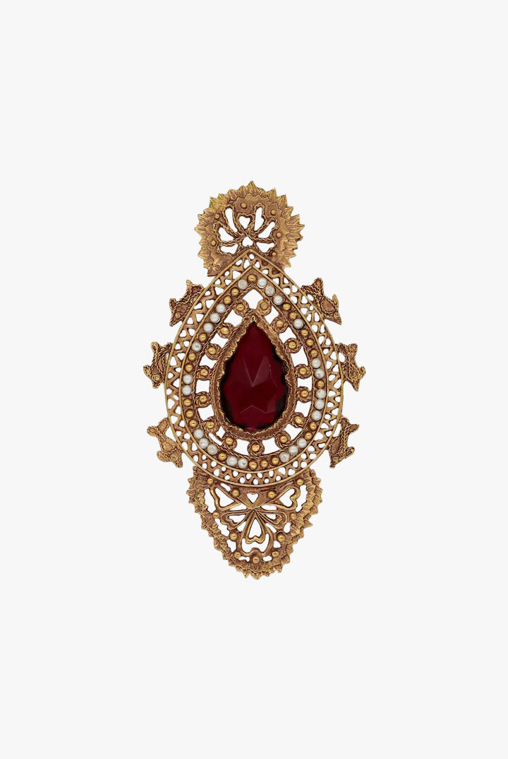 Grosse broche vintage dorée avec détail centrale d'une pierre rouge et ornée de petites perles blanches