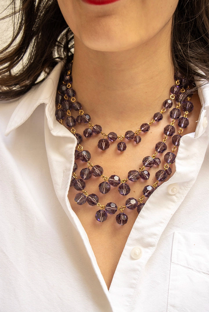 Bijou d'affirmation violet aux perles aurore boréalis, artisanat exclusif maison parisienne de luxe