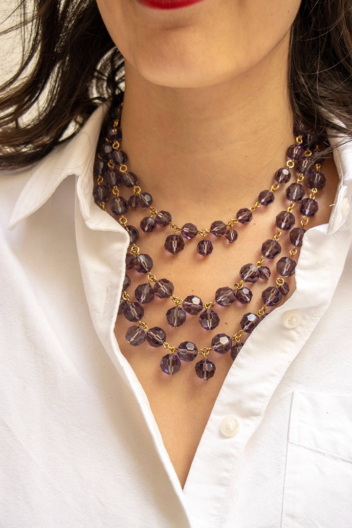 Bijou d'affirmation violet aux perles aurore boréalis, artisanat exclusif maison parisienne de luxe