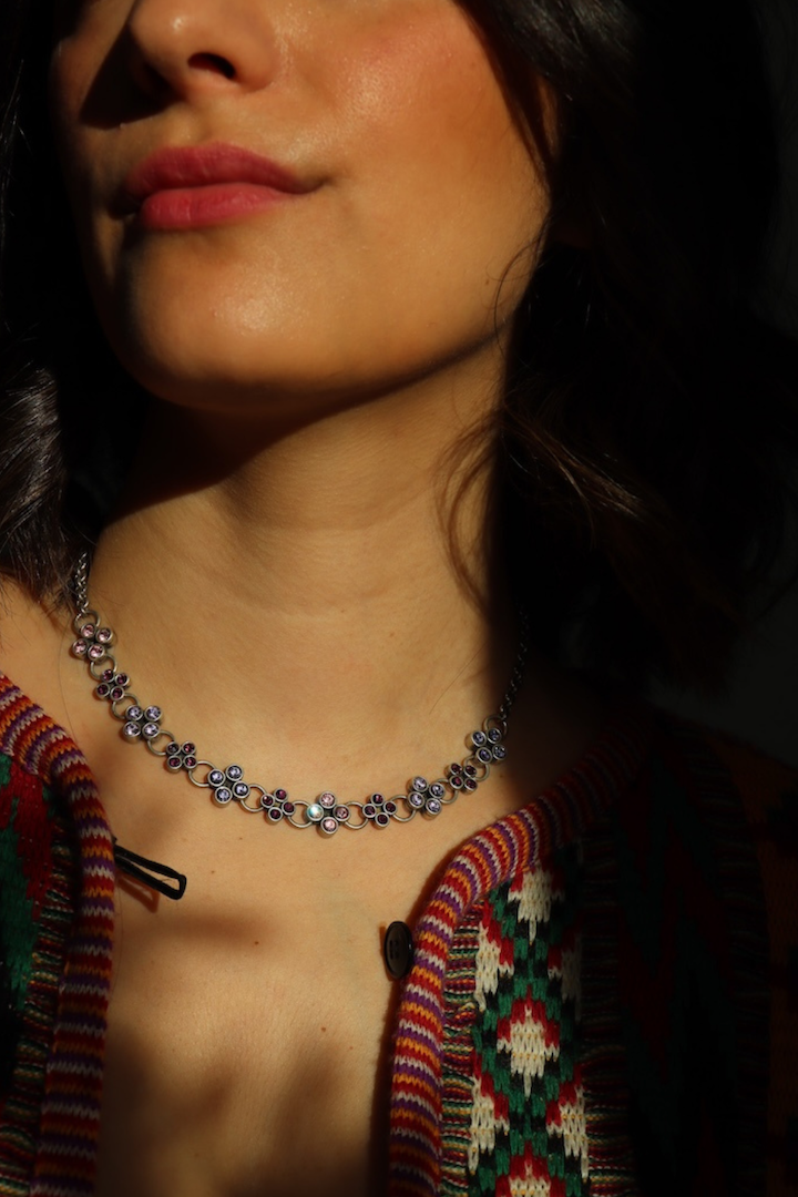 Collier fantaisie ras de cou strass fleur violet rose Bourdeau pastel chaîne argent silver