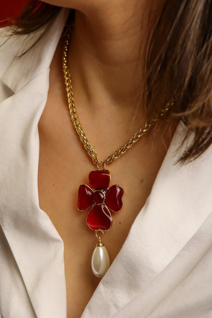Collier pendentif en pâte de verre motif trèfle à quatre feuille rouge rubis chaîne dorée et perles