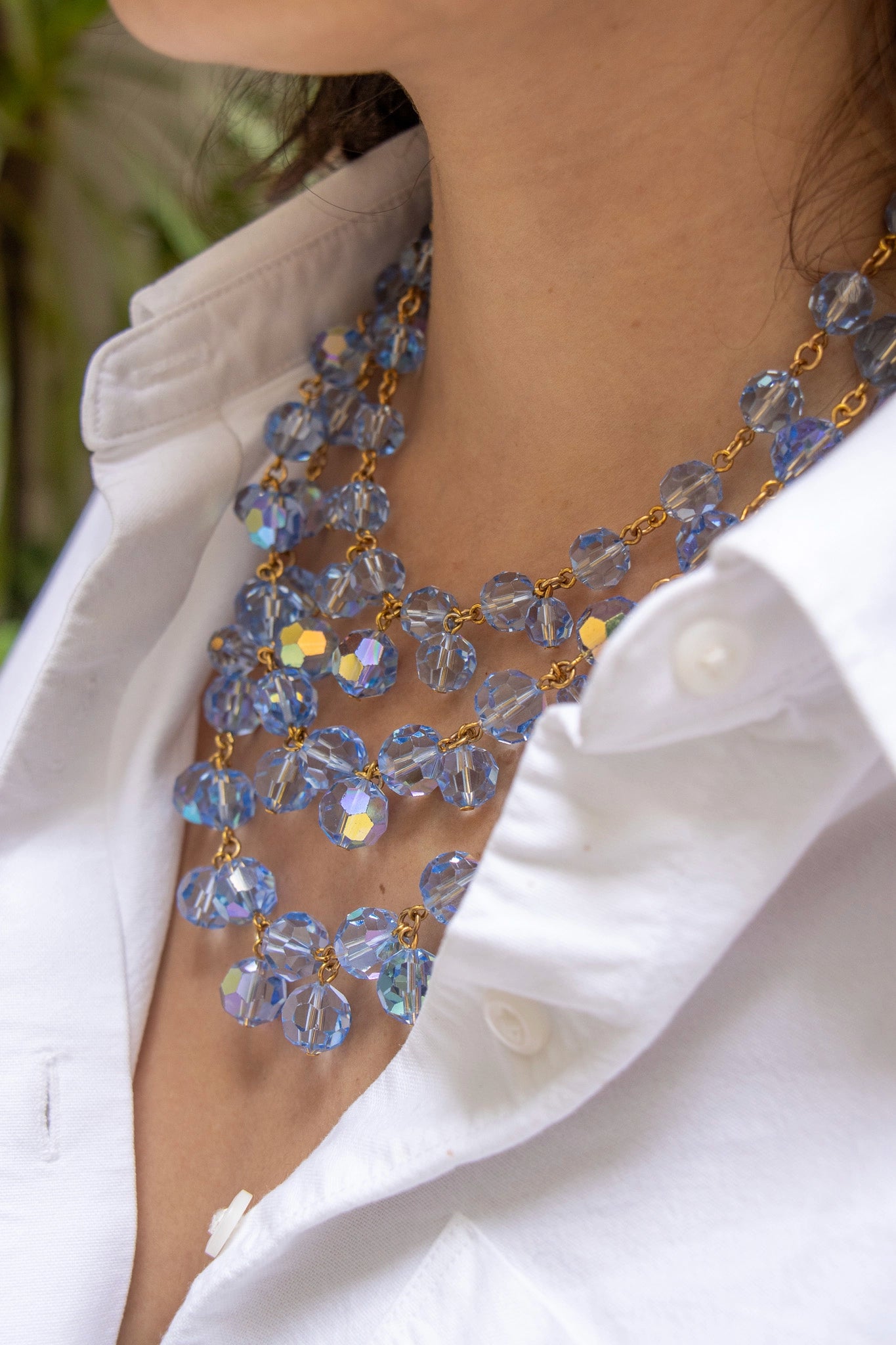 Collier Hylia bleu en perles cristal irisées, porté élégamment sur décolleté, bijou couture Paris