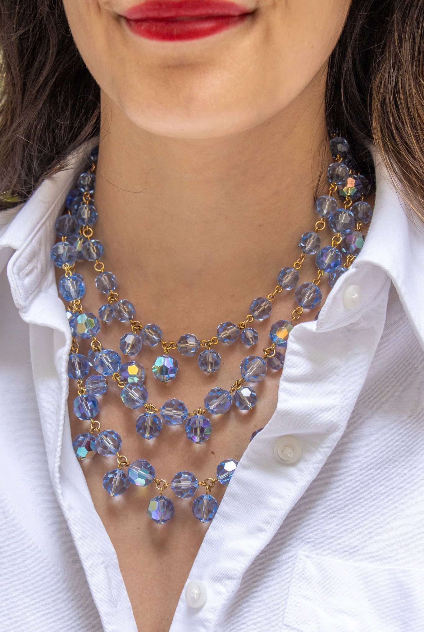 Bijou d'affirmation bleu aux perles aurore boréalis, raffinement couture, maison parisienne 1945