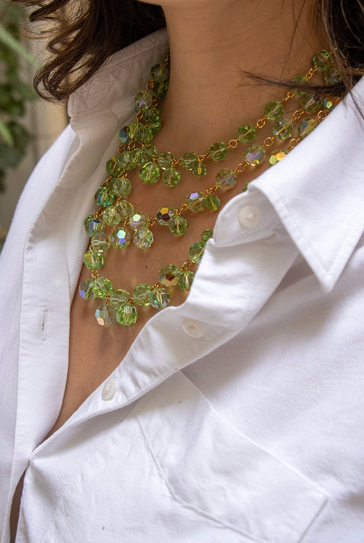Gros plan perles vert irisé brillant, facettes multiples, design exclusif bijou fantaisie haut de gamme