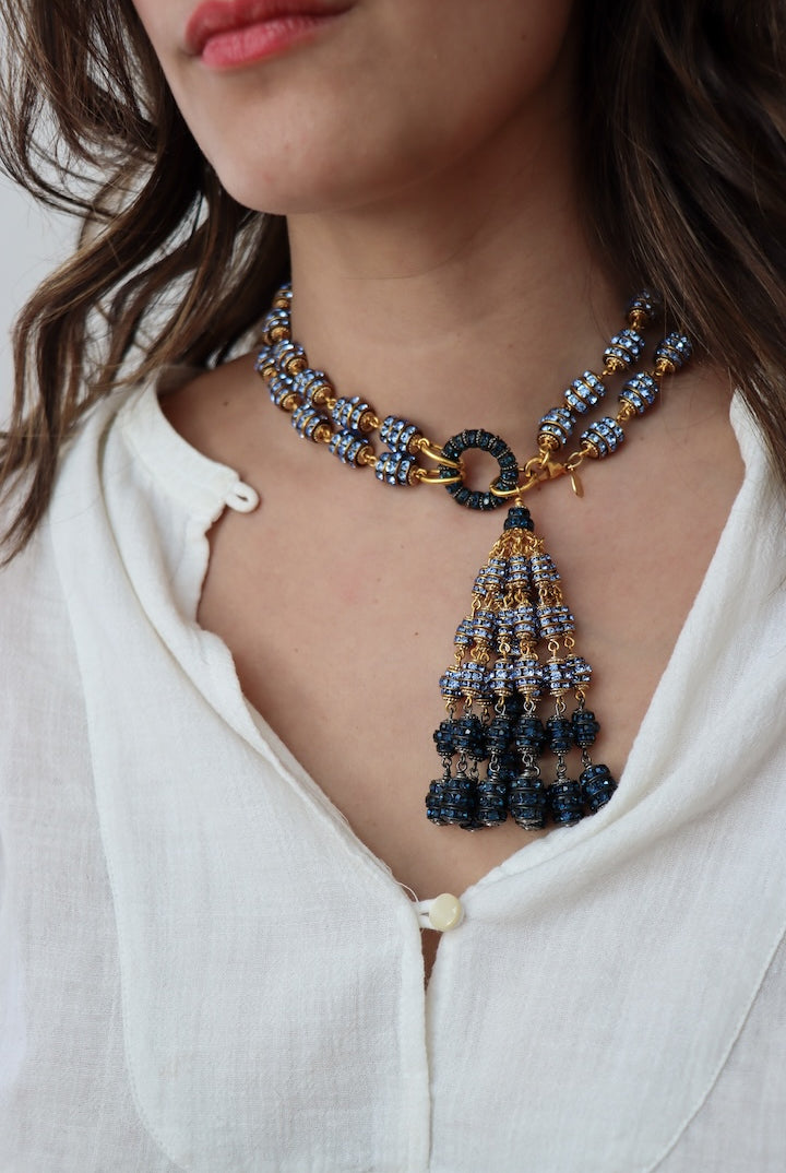 Collier long en rondelle de strass bleu saphir jean calcédoine et détail doré - Bijou Fantaisie couture