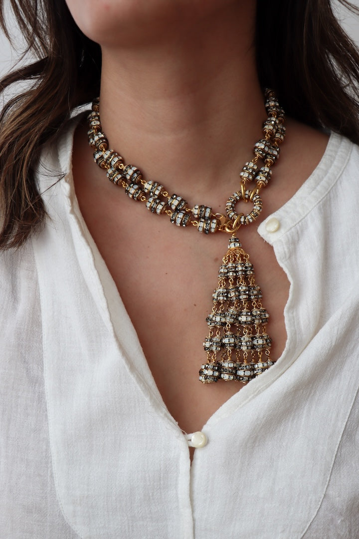 Sautoir en rondelle de strass doré et opaline et détail de métal doré - bijou fantaisie de luxe