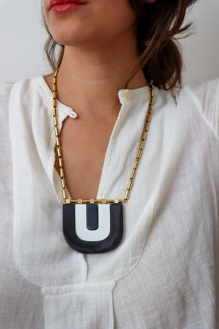 Jolie Collier noir et blanc et chaîne dorée de la maison Lanvin - Vintage collection