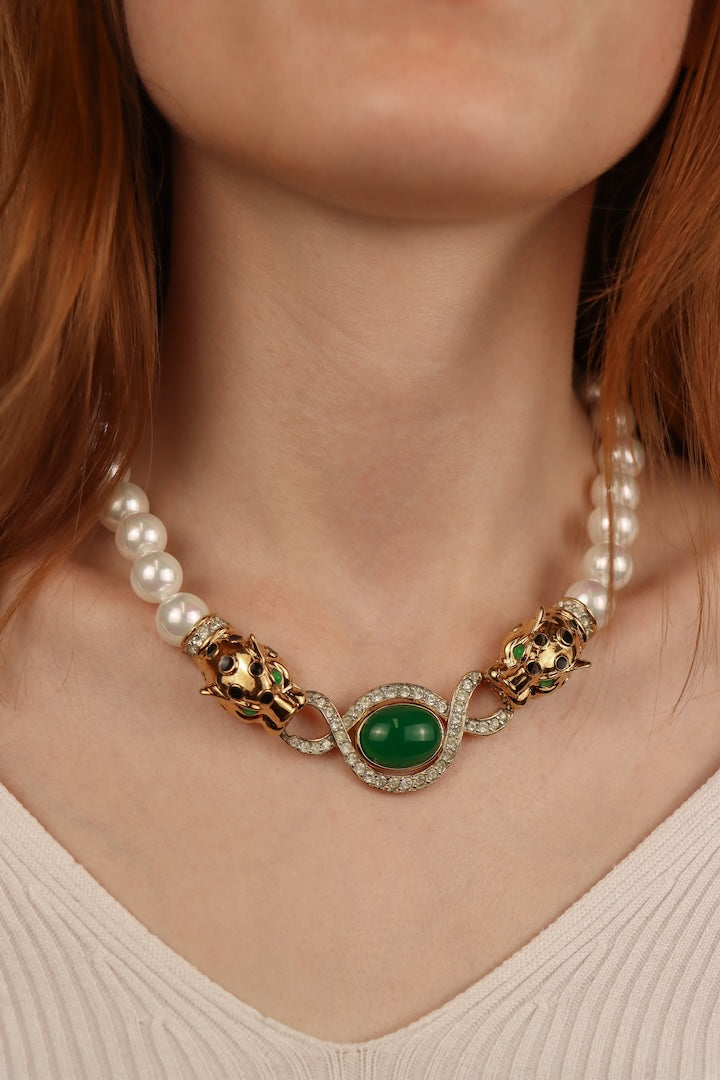 Collier de perles blanches et détails de panthères dorées avec strass et perles verte emeraude au centre