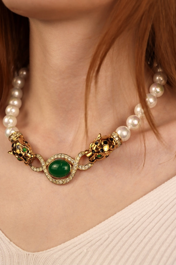Collier de perles blanches et détails de panthères dorées
