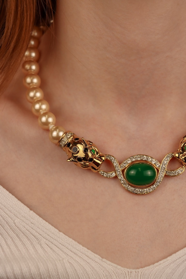 Collier de perles couleur champagnes et détails de panthères dorées