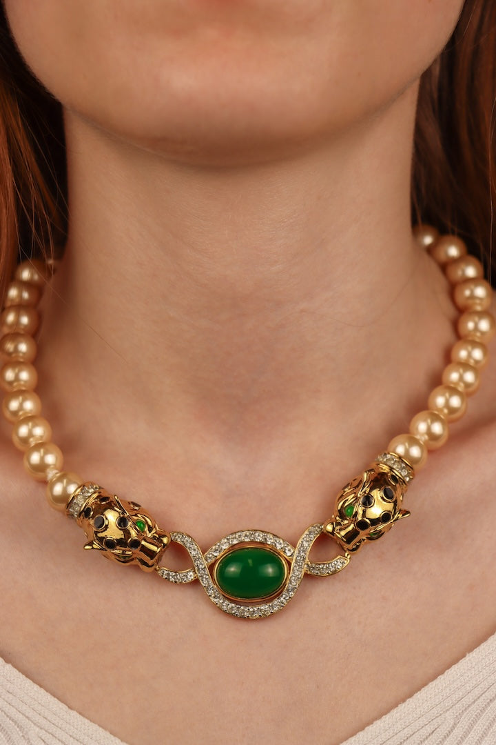Collier en perles champagnes nacrée et détails de panthères dorées