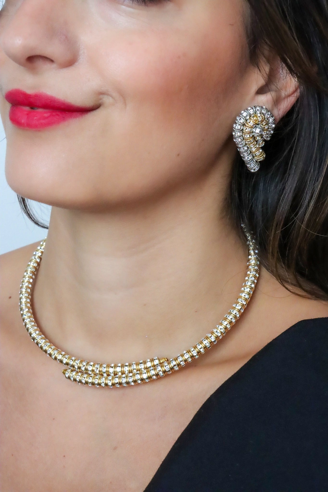 Détail des rondelles de strass bicolores des boucles d'oreilles clip Mayfair
