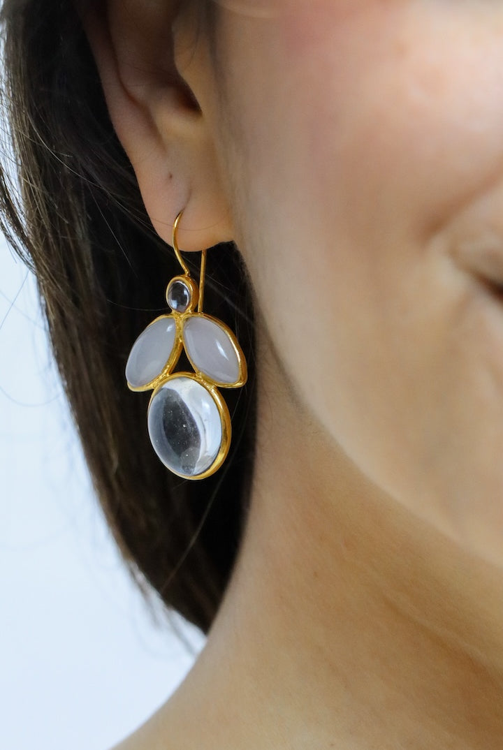 Boucles d'oreille pendante  en pâte de verre en forme d'abeille couleur cristal et dorée