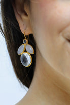 Boucles d'oreille pendante  en pâte de verre en forme d'abeille couleur cristal et dorée