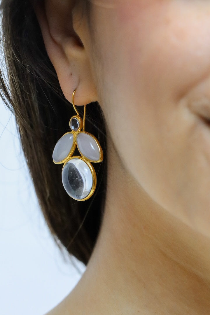 Boucles d'oreille pendante  en pâte de verre en forme d'abeille couleur cristal et dorée