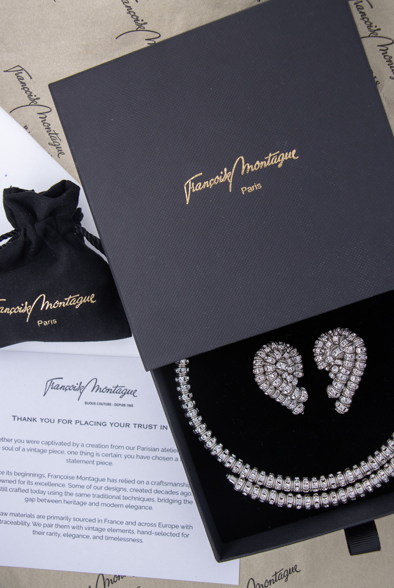 Coffret set de bijoux boucles d'oreilles et collier ras de cou en rondelles de strass