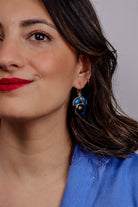 Bleu boucles d'oreilles en forme d'abeille en pâte de verre fait à la main