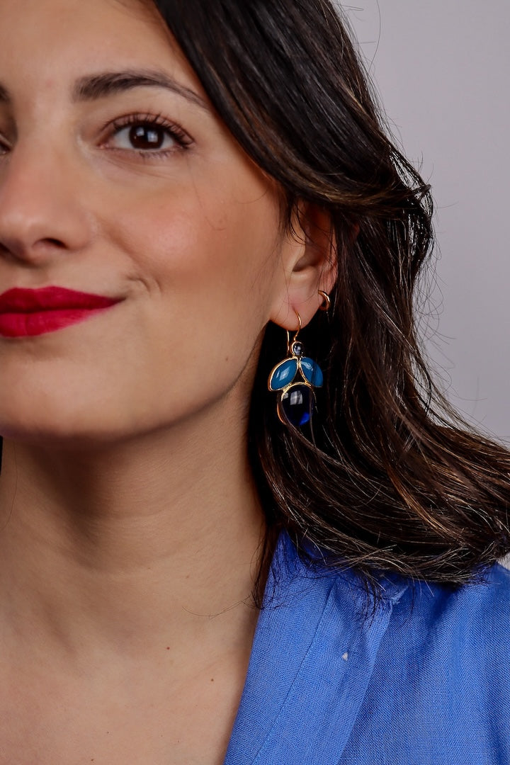 Bleu boucles d'oreilles en forme d'abeille en pâte de verre fait à la main