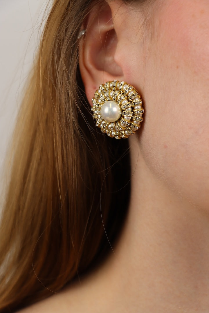 Boucles d'oreilles ronde cabochon en perles blanches nacrée et strass dorée - fermoir clip - fait à la main