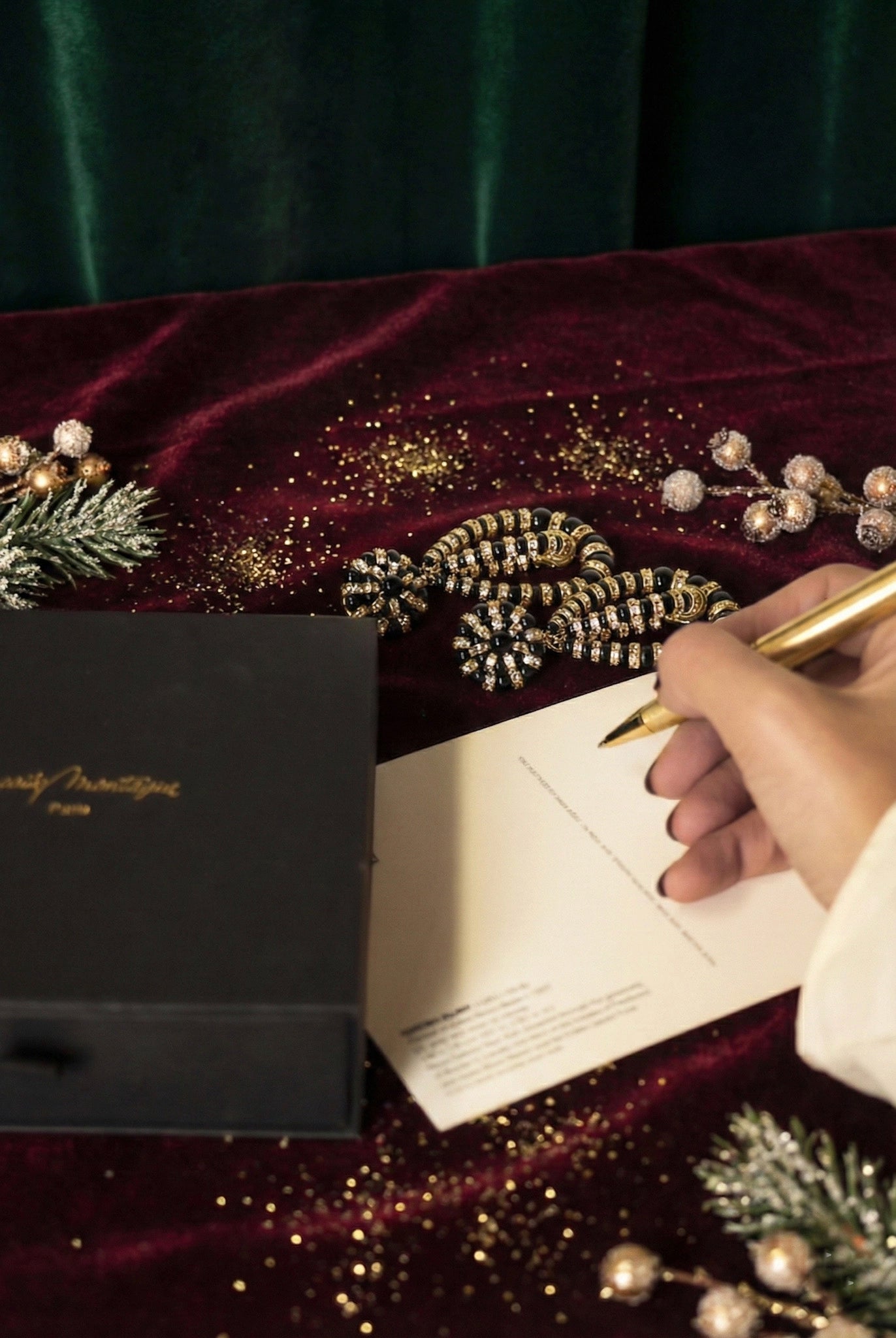 carte de cadeau idée cadeau de Noel à partir de 50 euros paire de boucles d'oreilles pendantes noire et dorée