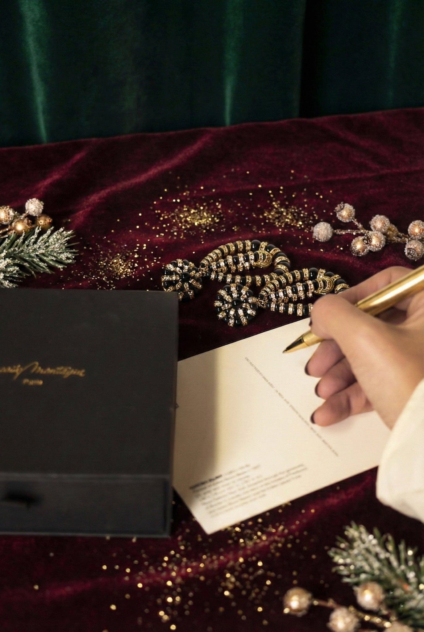 carte de cadeau idée cadeau de Noel à partir de 50 euros paire de boucles d'oreilles pendantes noire et dorée