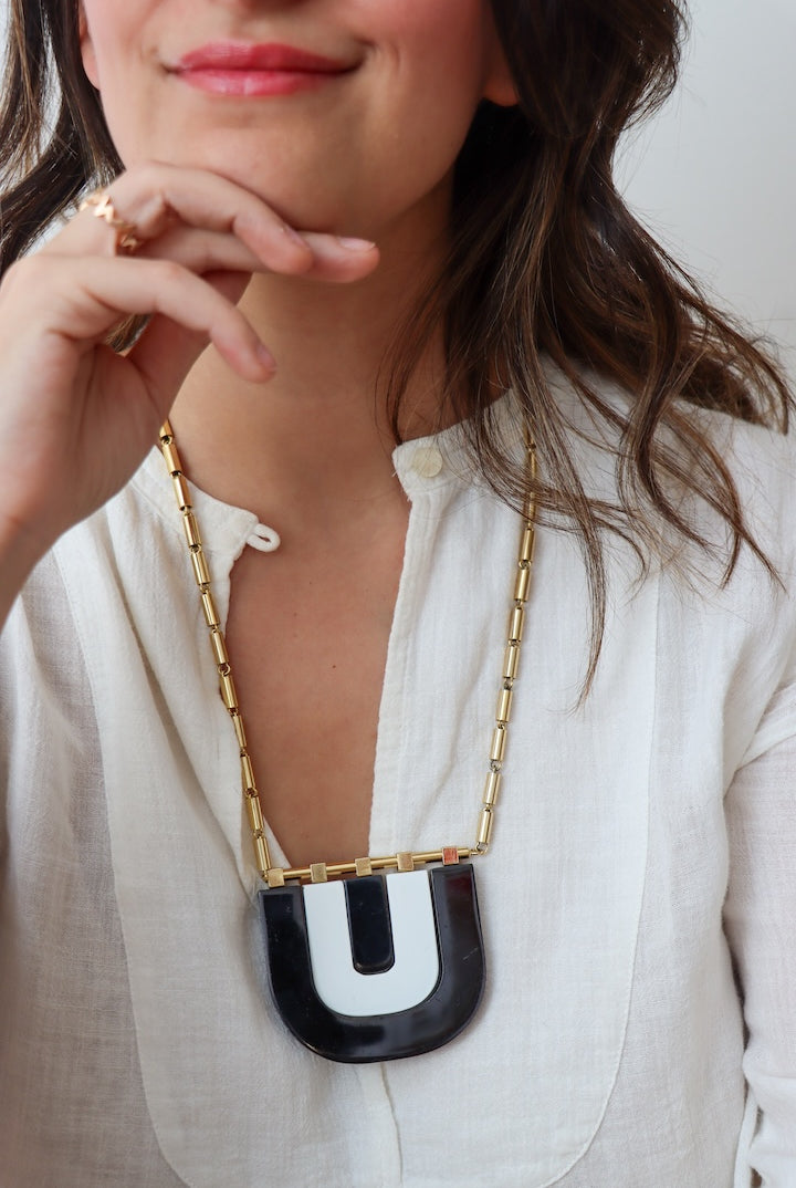 Collier mi-long couleur noir et blanc et chaîne dorée Lanvin - Vintage