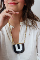 Collier mi-long couleur noir et blanc et chaîne dorée Lanvin - Vintage