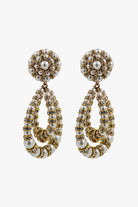 PAire de boucles d'oreilles bijoux fantaisie fermoir clip en perles blanches et en rondelle de strass dorée
